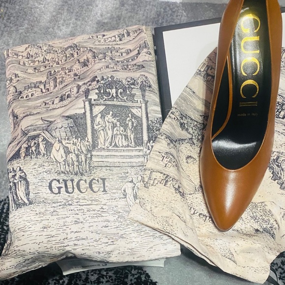 Gucci Bianca Pointed Toe Pumps. - Picture 14 of 16